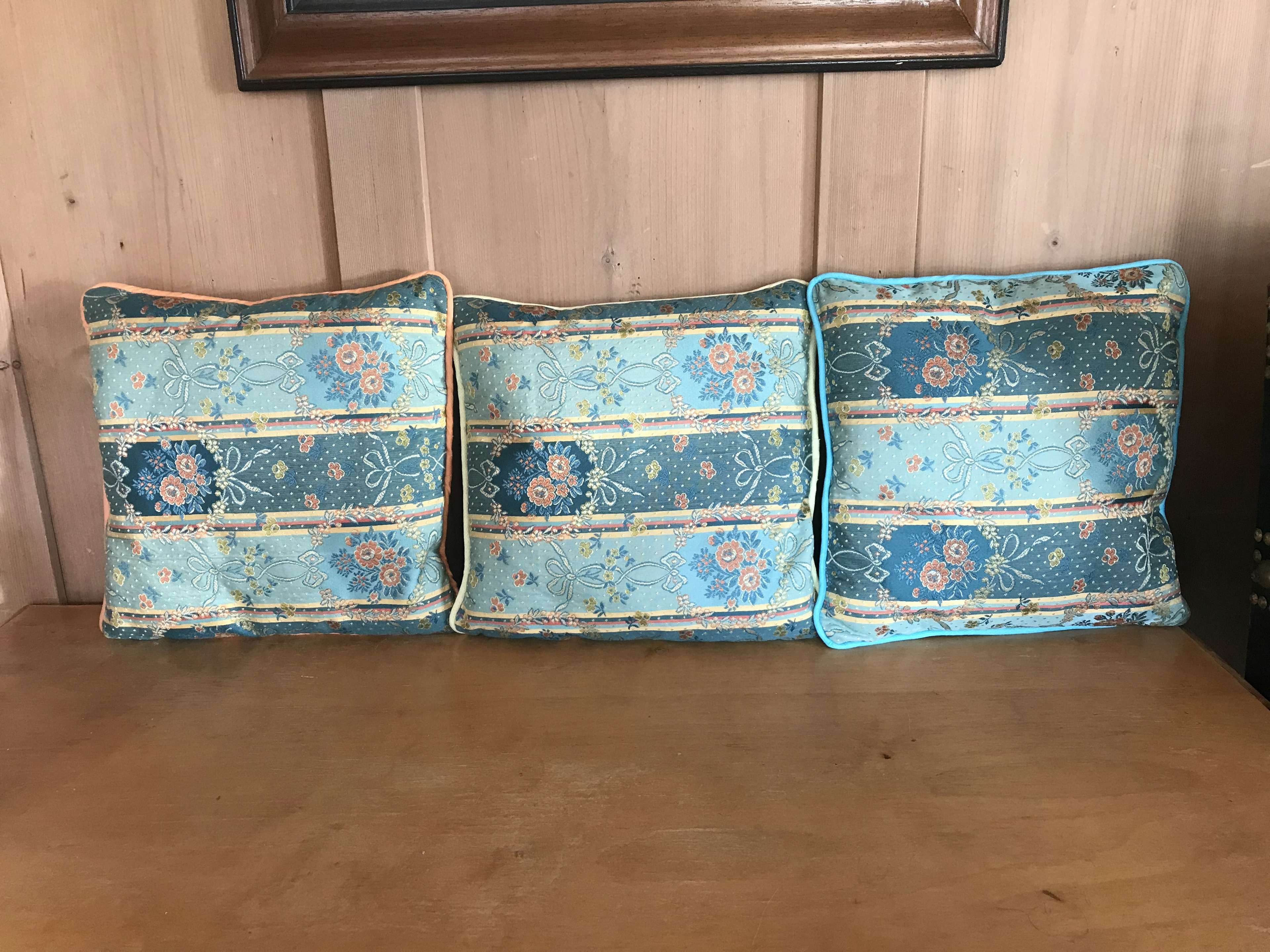 Decorative cushions , Lovely Hands - Suisse, Château-d’Œx, | Mimelis image 1