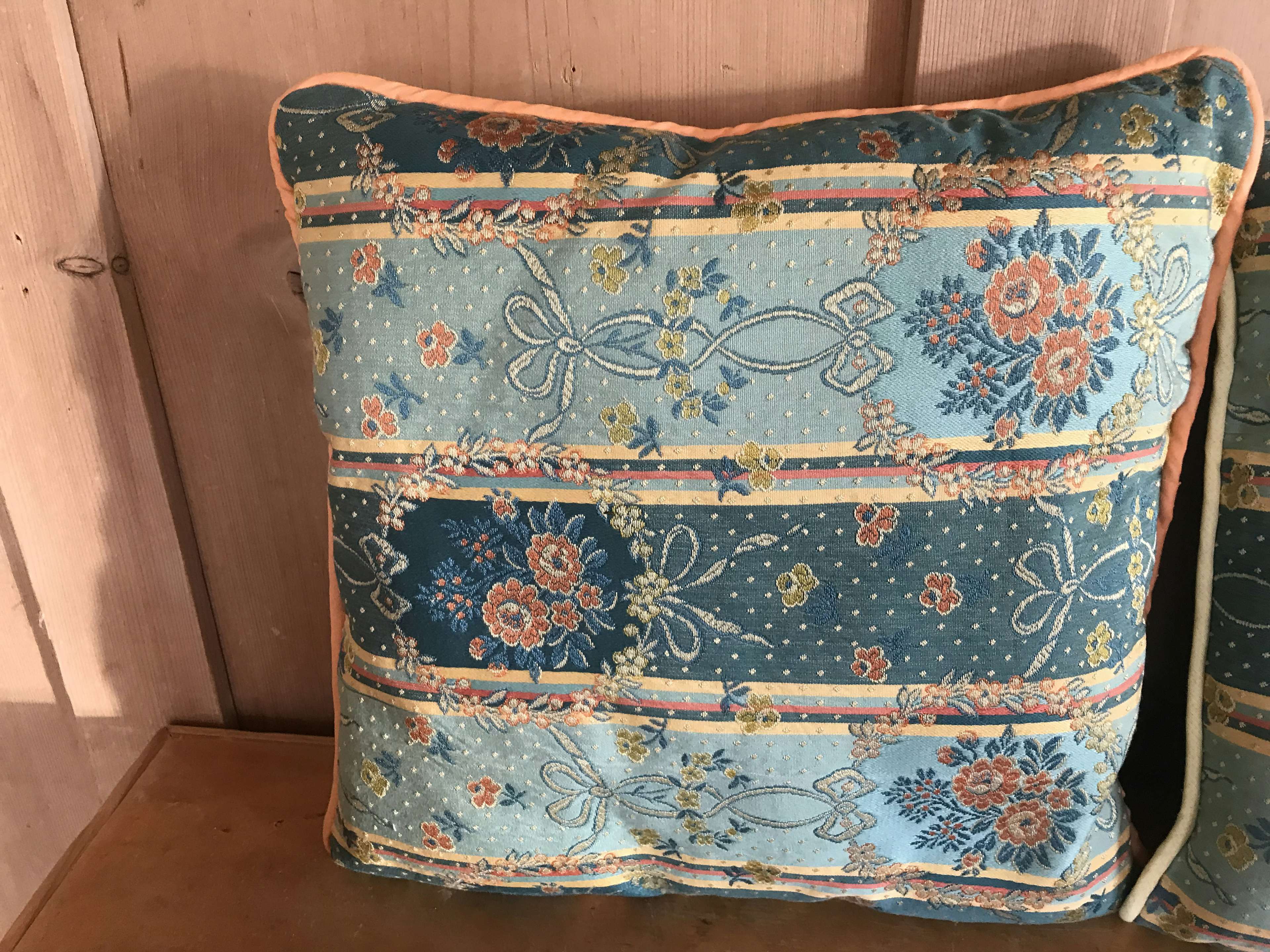 Decorative cushions , Lovely Hands - Suisse, Château-d’Œx, | Mimelis image 2