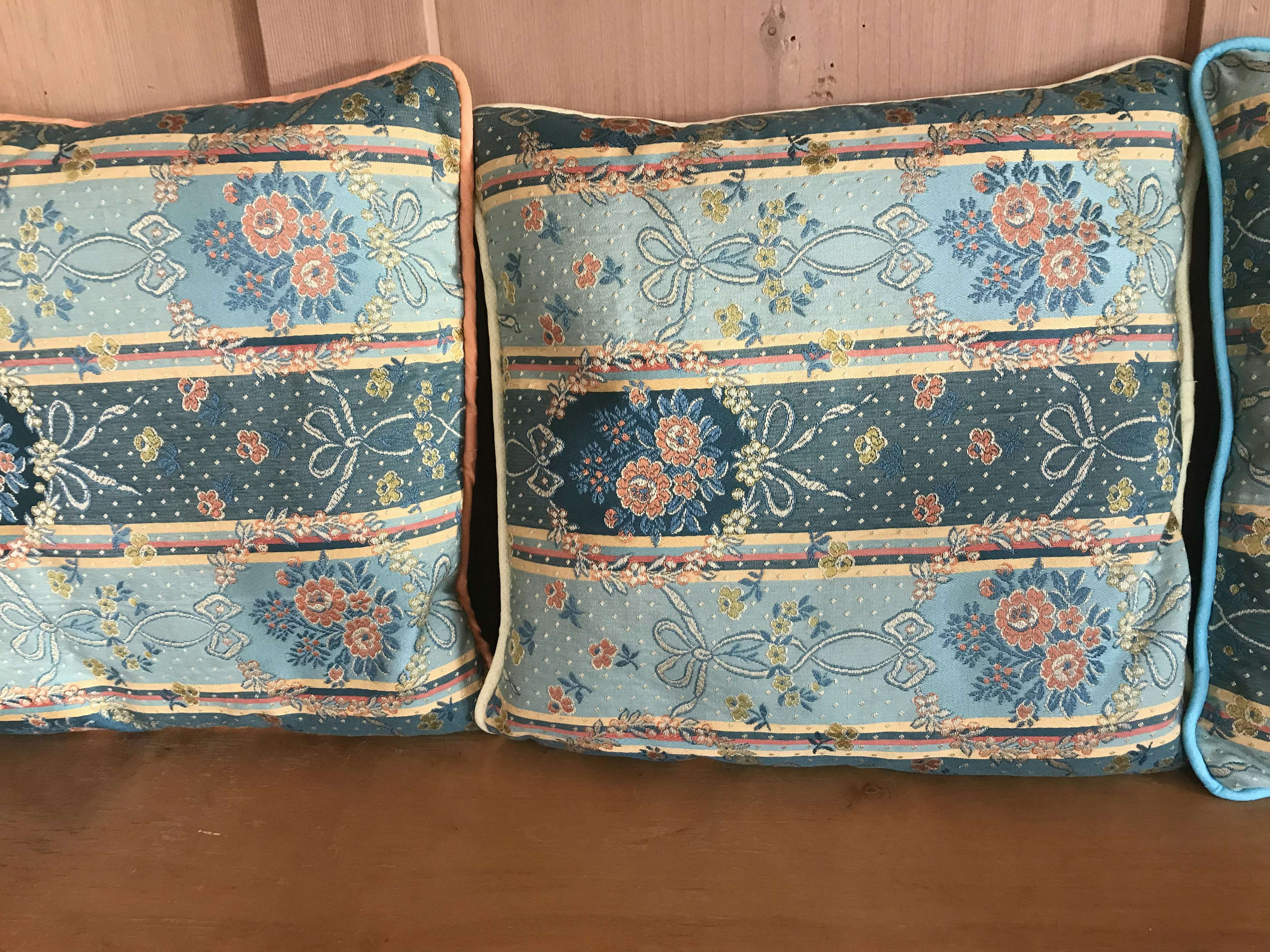Decorative cushions , Lovely Hands - Suisse, Château-d’Œx, | Mimelis image 3