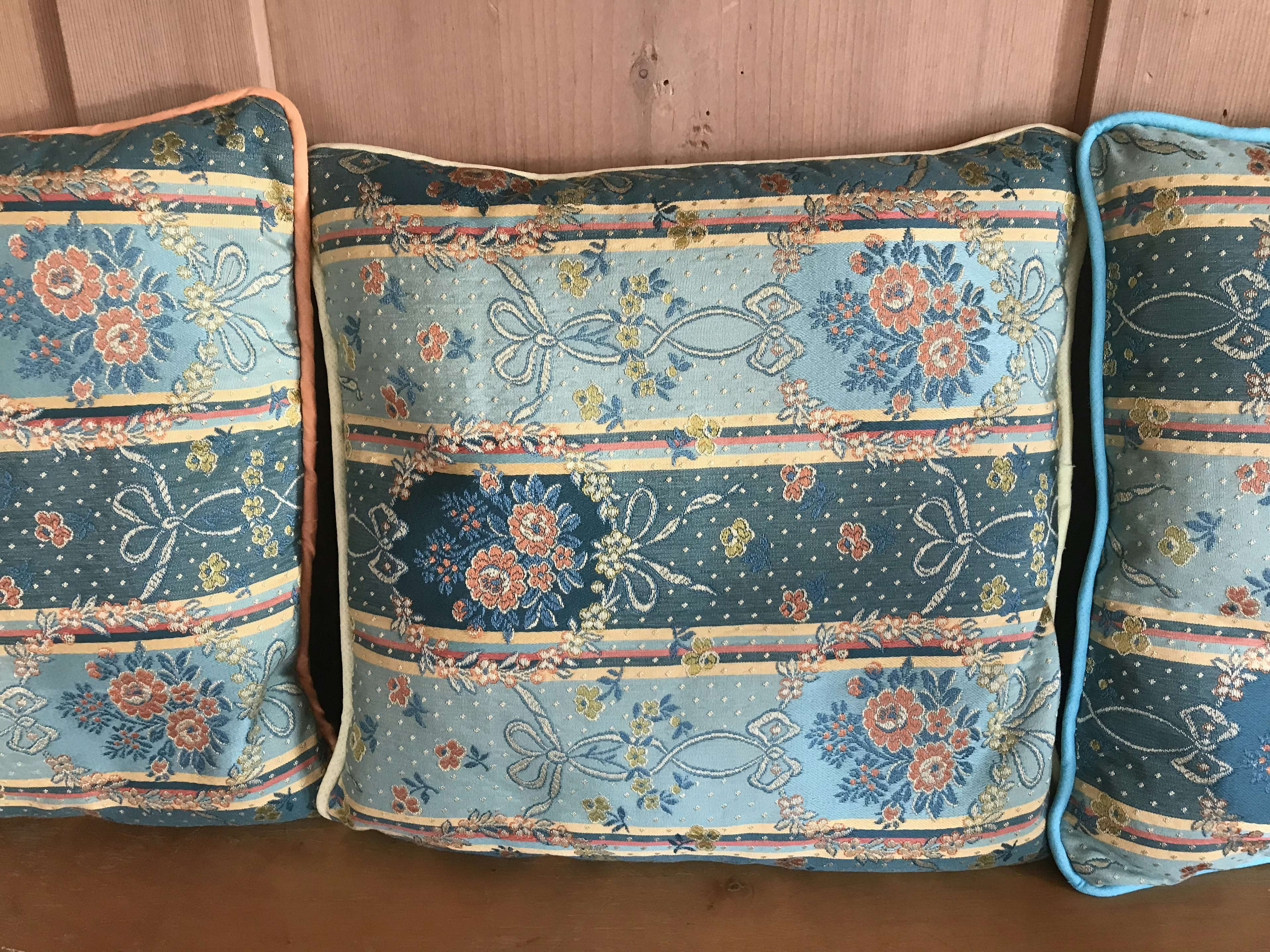 Decorative cushions , Lovely Hands - Suisse, Château-d’Œx, | Mimelis image 4