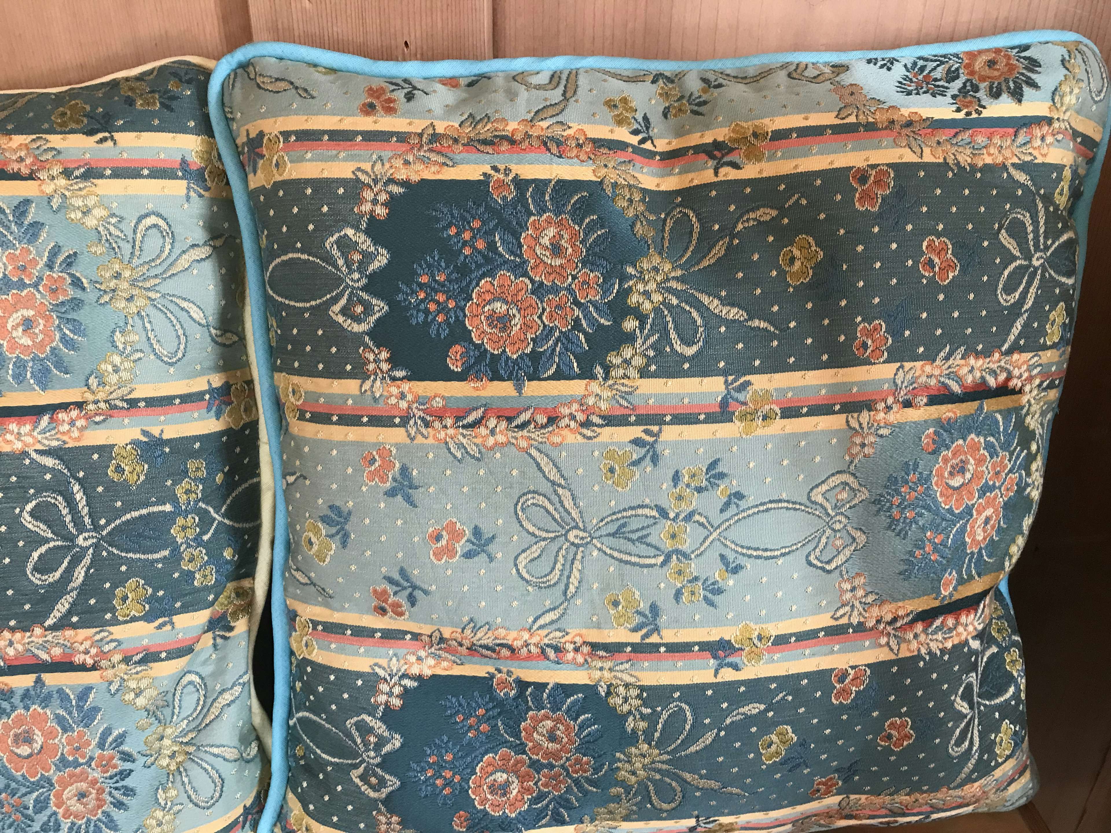Decorative cushions , Lovely Hands - Suisse, Château-d’Œx, | Mimelis image 6